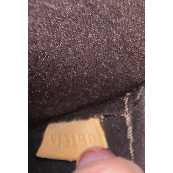 Louis Vuitton Vernis Brea MM - Griotte - Picture 2 of 11